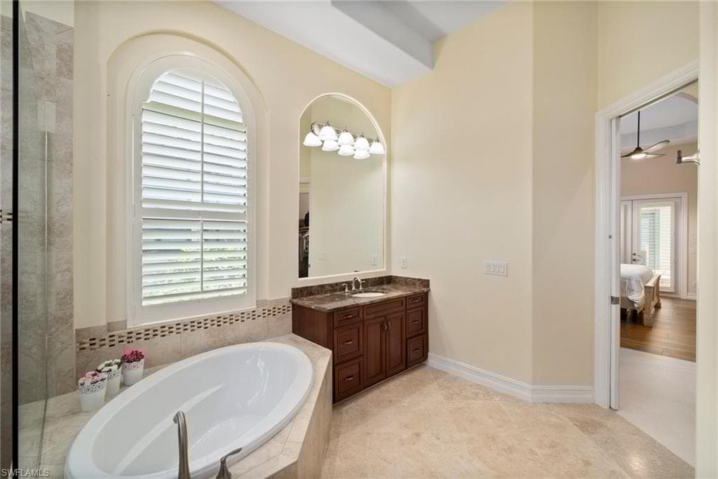 6528 Costa Cir, Naples, FL 34113-19