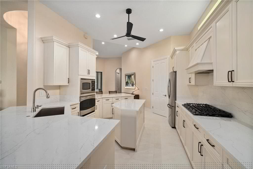 6528 Costa Cir, Naples, FL 34113-8