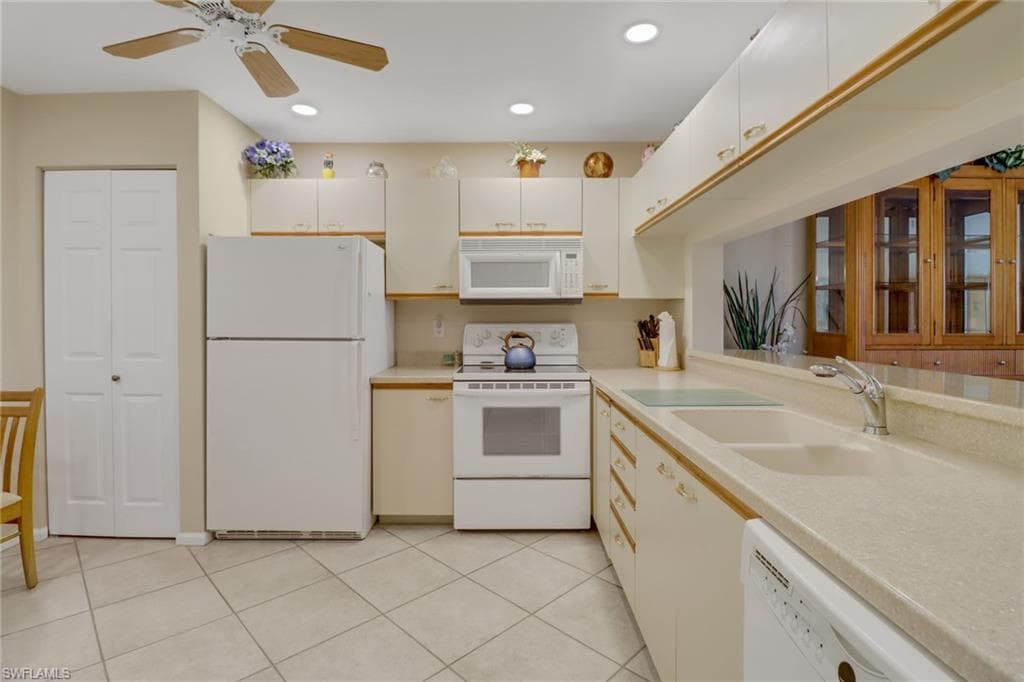 6985 Dennis Cir 308, Naples, FL 34104-10