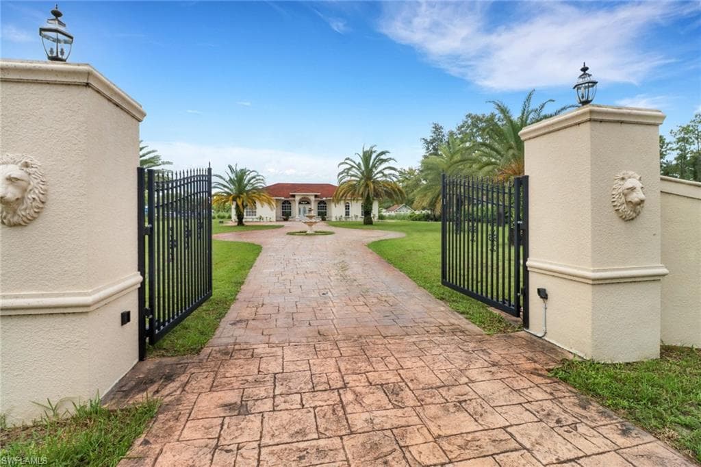 3711 4th Ave SE, Naples, FL 34117-4