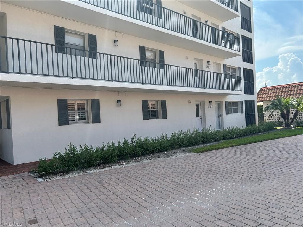 222 Harbour Dr 114, Naples, FL 34103-25
