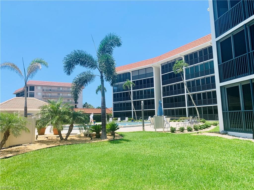 222 Harbour Dr 114, Naples, FL 34103-6