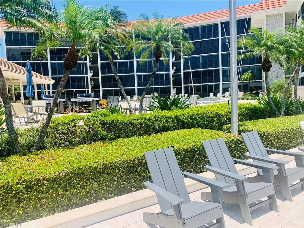 222 Harbour Dr 114, Naples, FL 34103-7