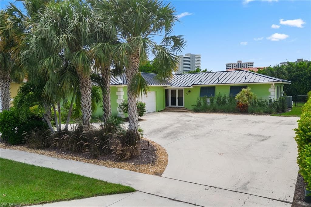 140 Landmark St, Marco Island, FL 34145-3