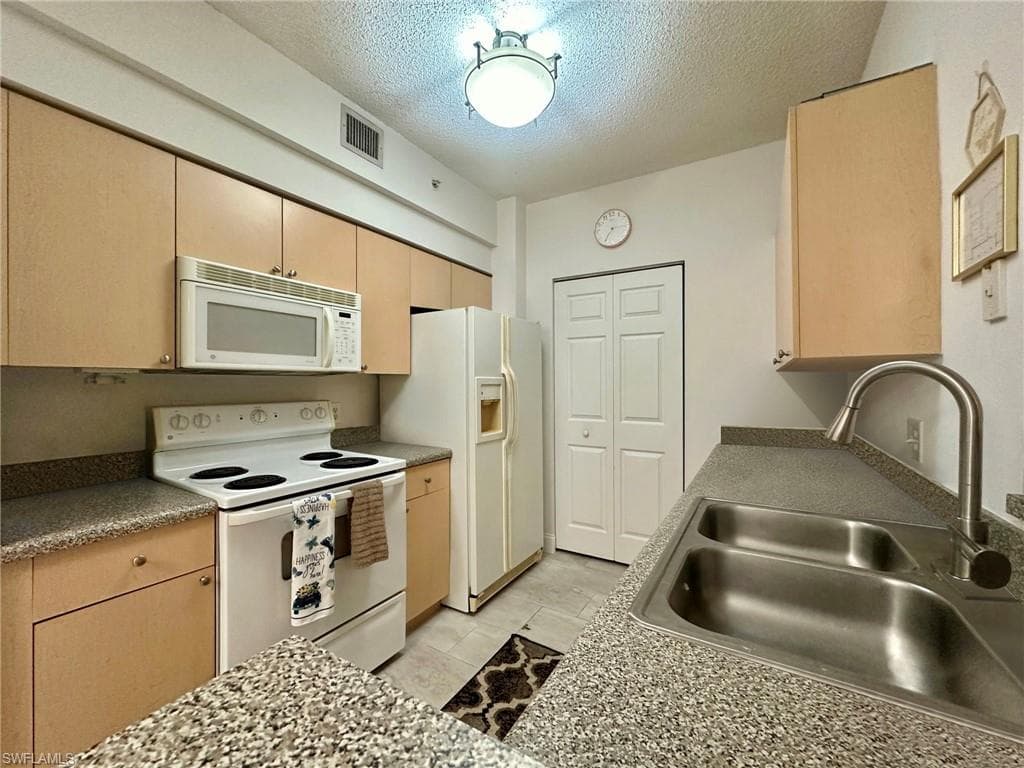 1210 Reserve Way 9-107, Naples, FL 34105-4