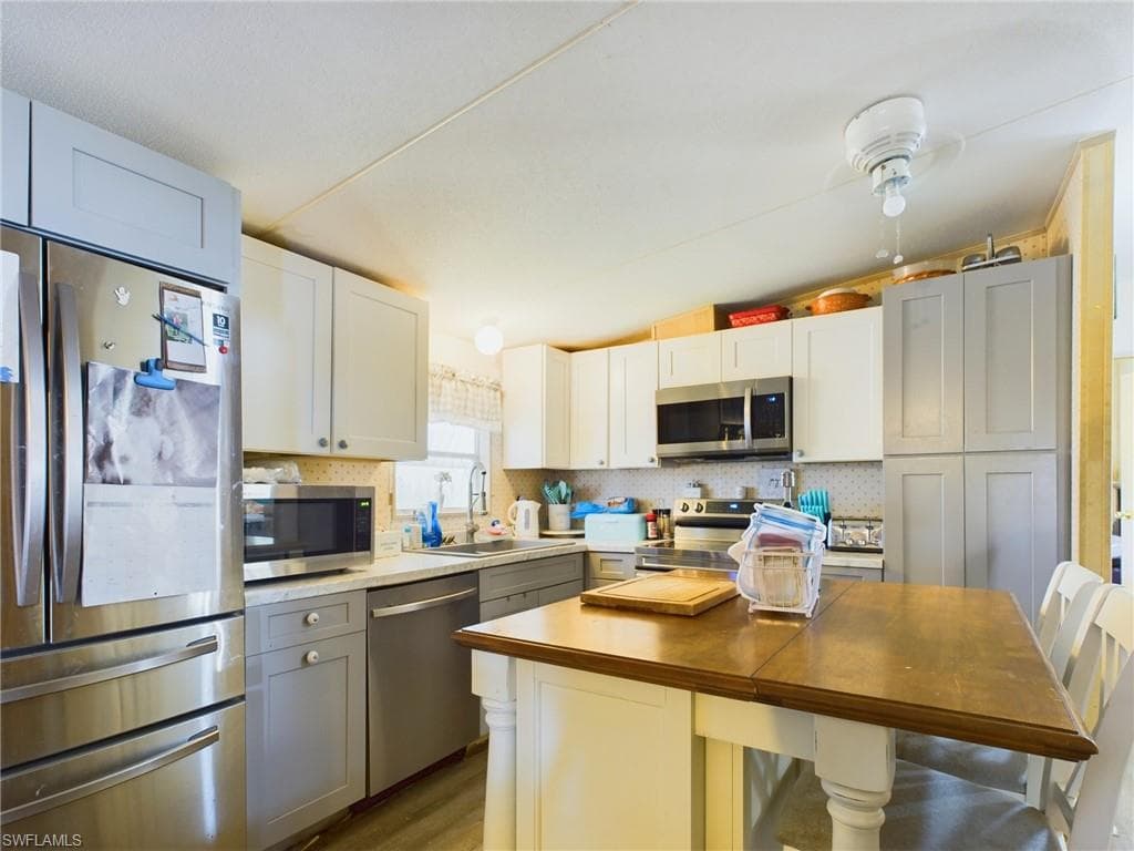 112 Poinsettia Dr, Fort Myers, FL 33905-3