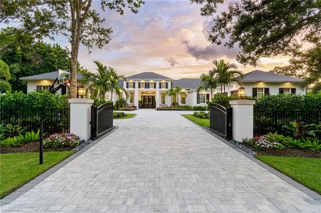 475 Carica Rd, Naples, FL 34108-1