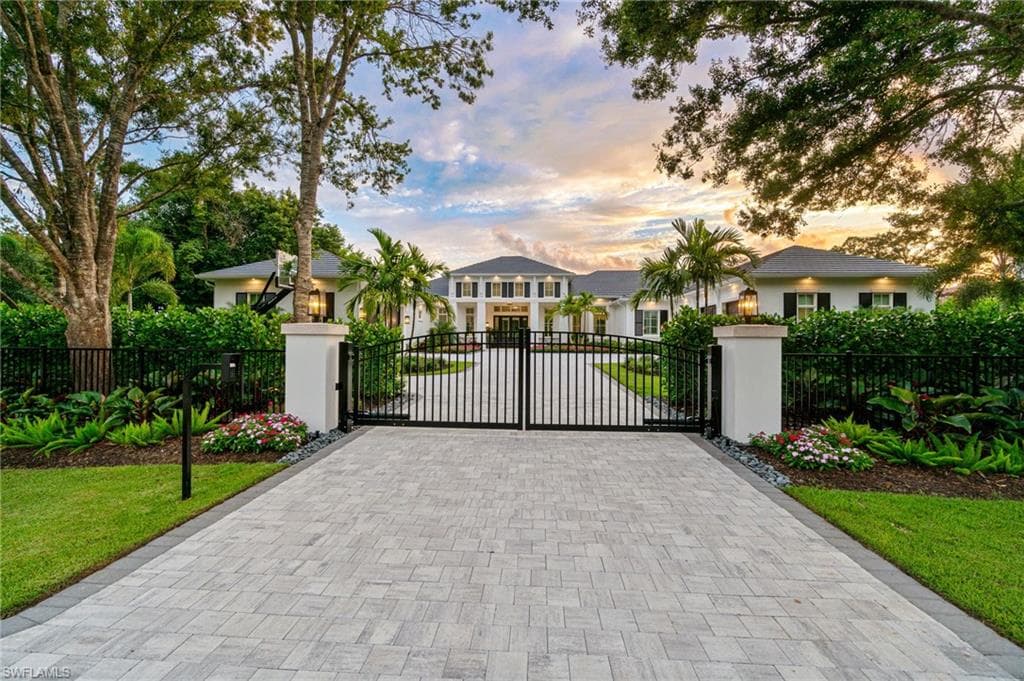 475 Carica Rd, Naples, FL 34108-3