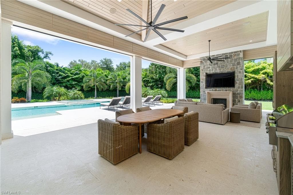 475 Carica Rd, Naples, FL 34108-42