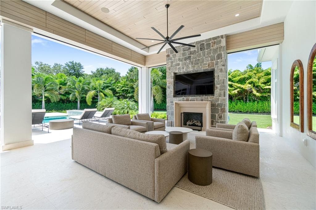 475 Carica Rd, Naples, FL 34108-44