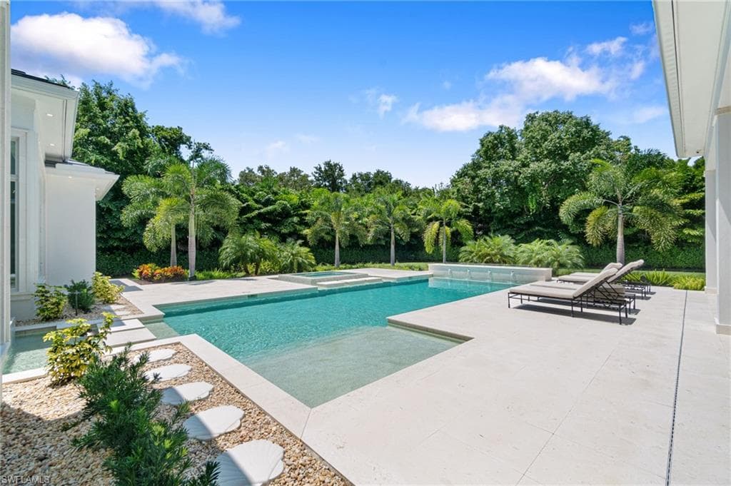475 Carica Rd, Naples, FL 34108-45