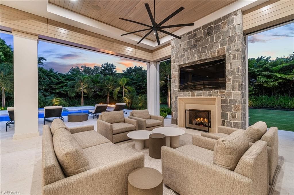 475 Carica Rd, Naples, FL 34108-8