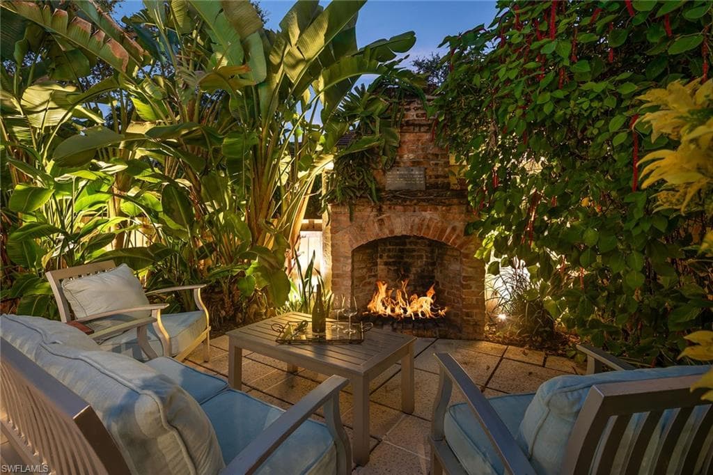 8006 Vera Cruz Way, Naples, FL 34109-5