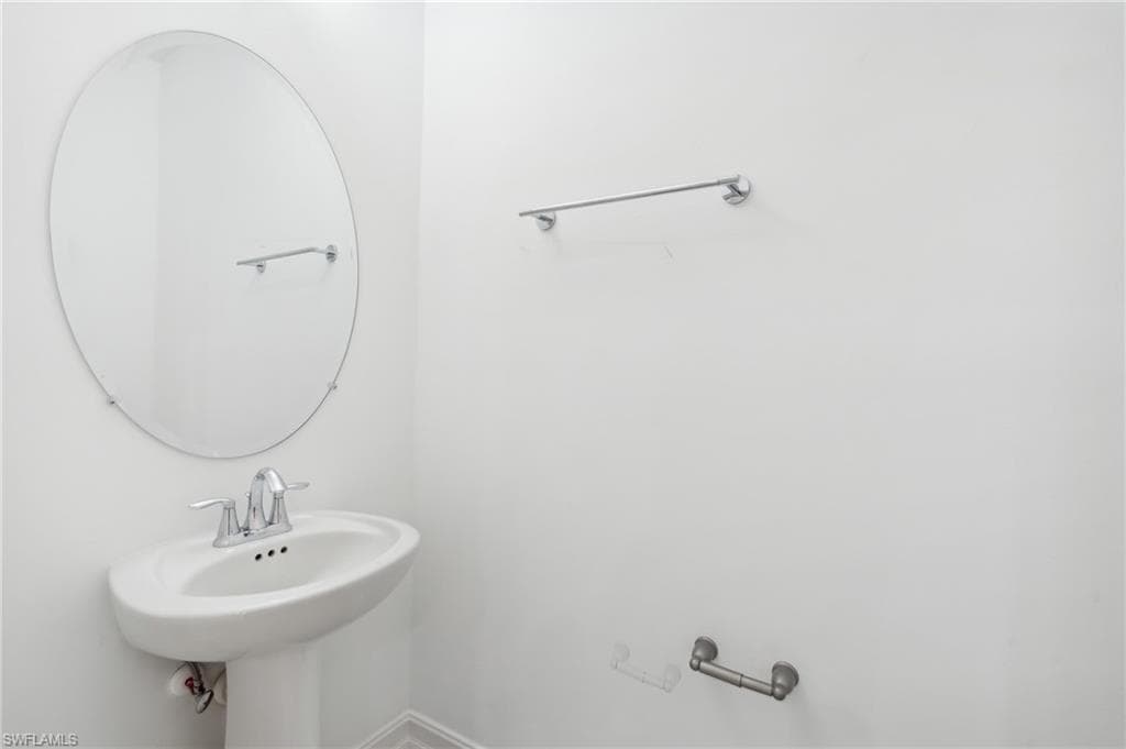 7566 Rockefeller Dr, Naples, FL 34119-23