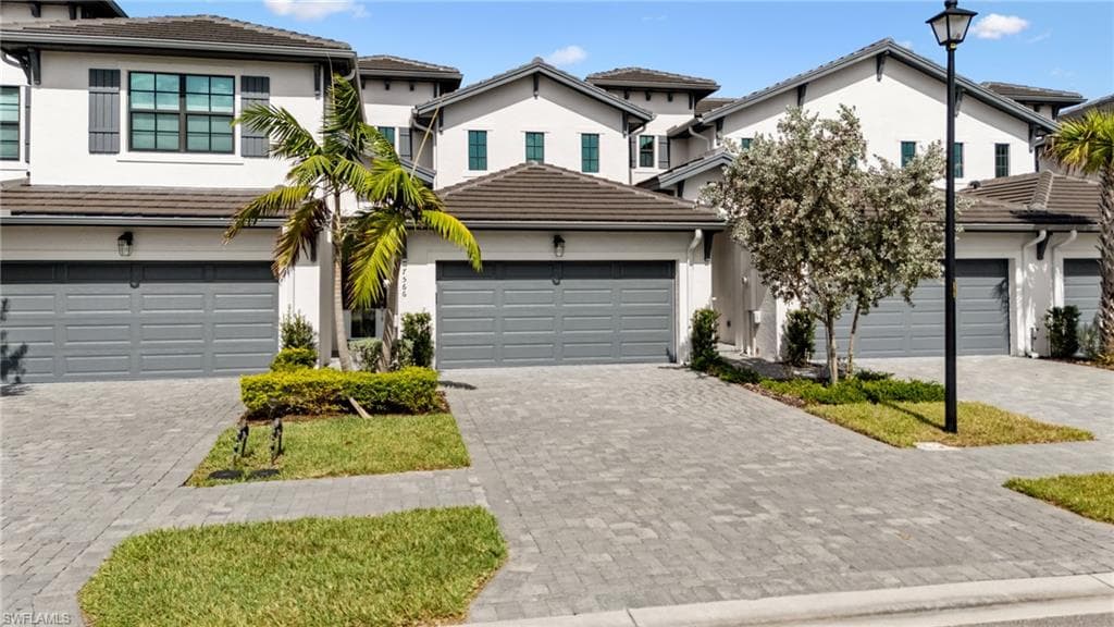 7566 Rockefeller Dr, Naples, FL 34119-27