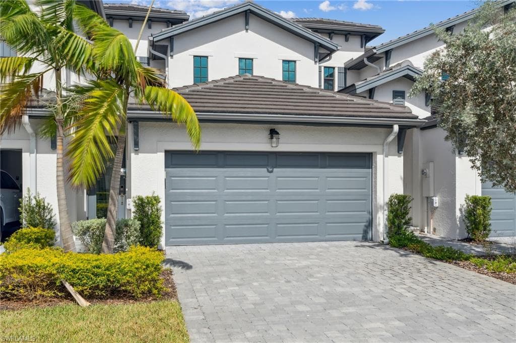 7566 Rockefeller Dr, Naples, FL 34119-1