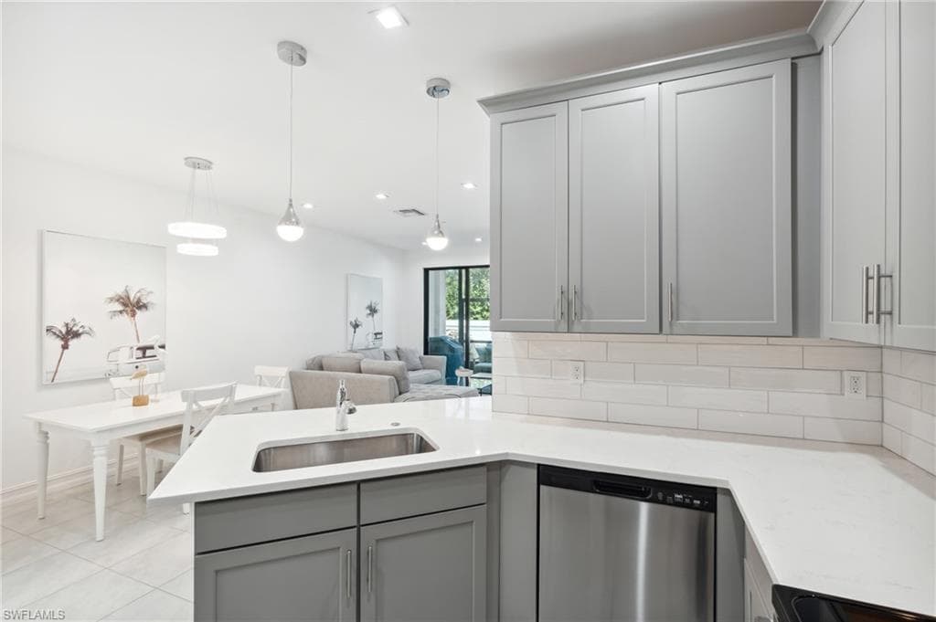 7566 Rockefeller Dr, Naples, FL 34119-4
