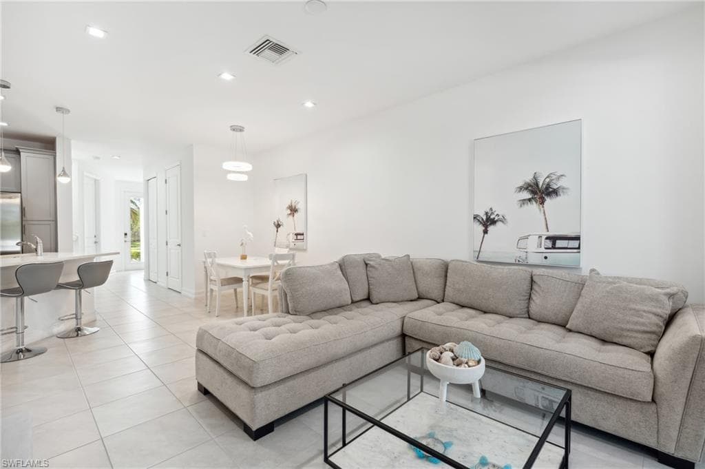 7566 Rockefeller Dr, Naples, FL 34119-7