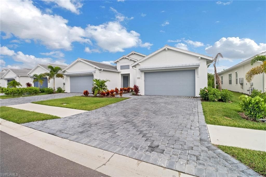 9216 Cayman Dr, Naples, FL 34114-2