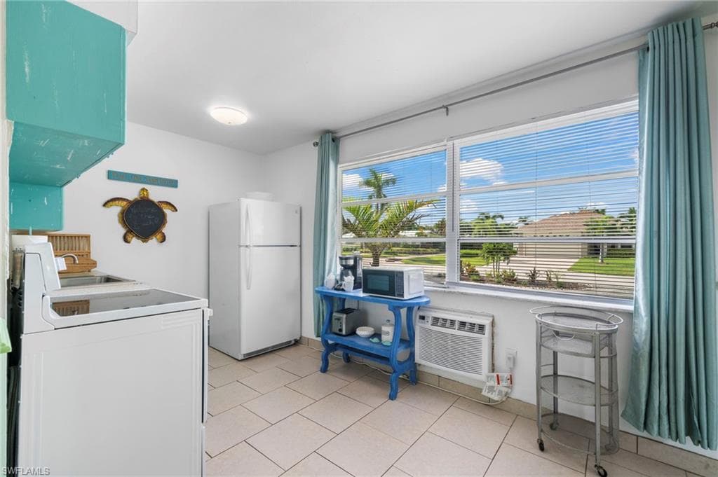 83 7th St 83/85, Bonita Springs, FL 34134-36