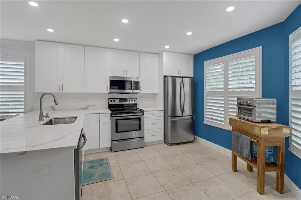 850 Meadowland Dr J, Naples, FL 34108-5