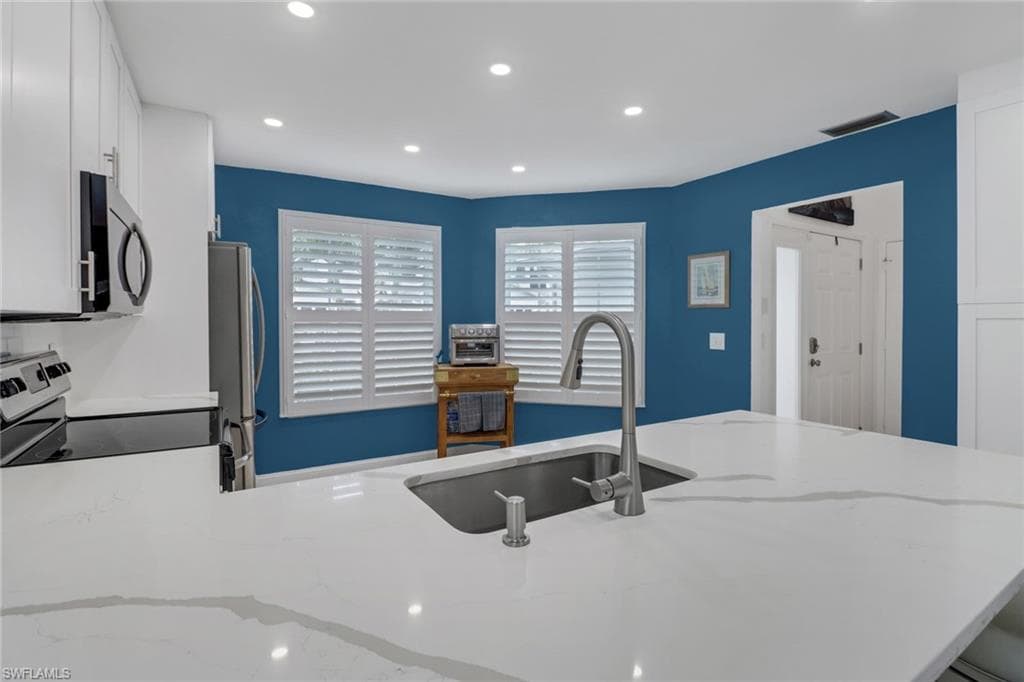 850 Meadowland Dr J, Naples, FL 34108-6