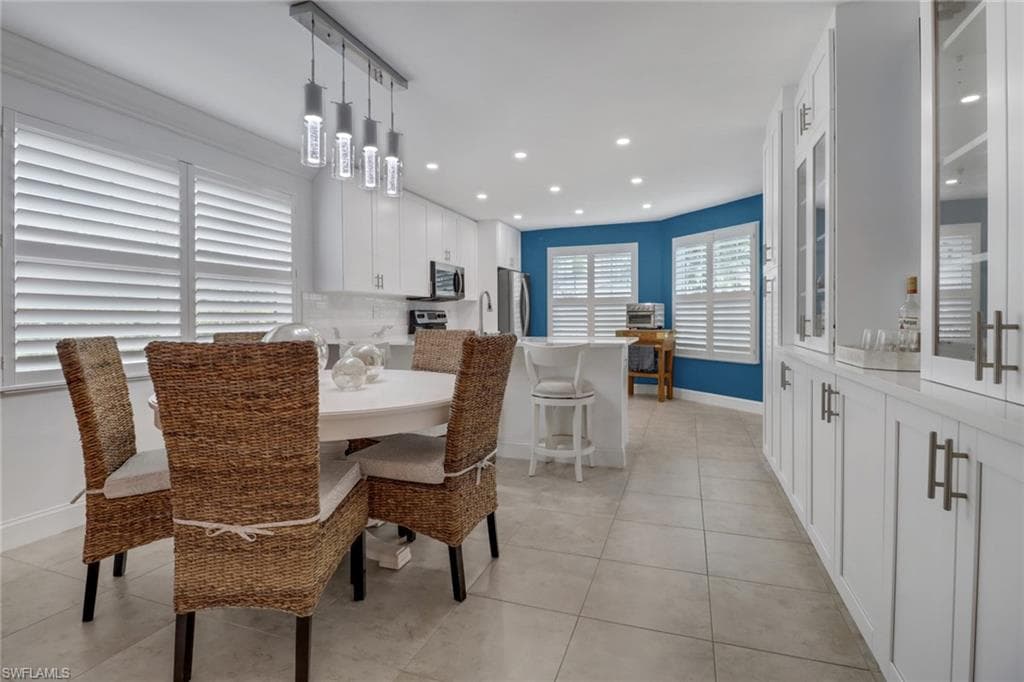 850 Meadowland Dr J, Naples, FL 34108-8