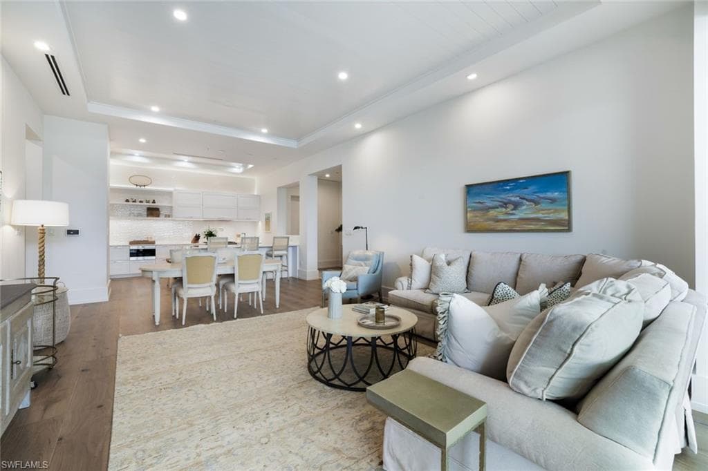 201 8th St S 308, Naples, FL 34102-9