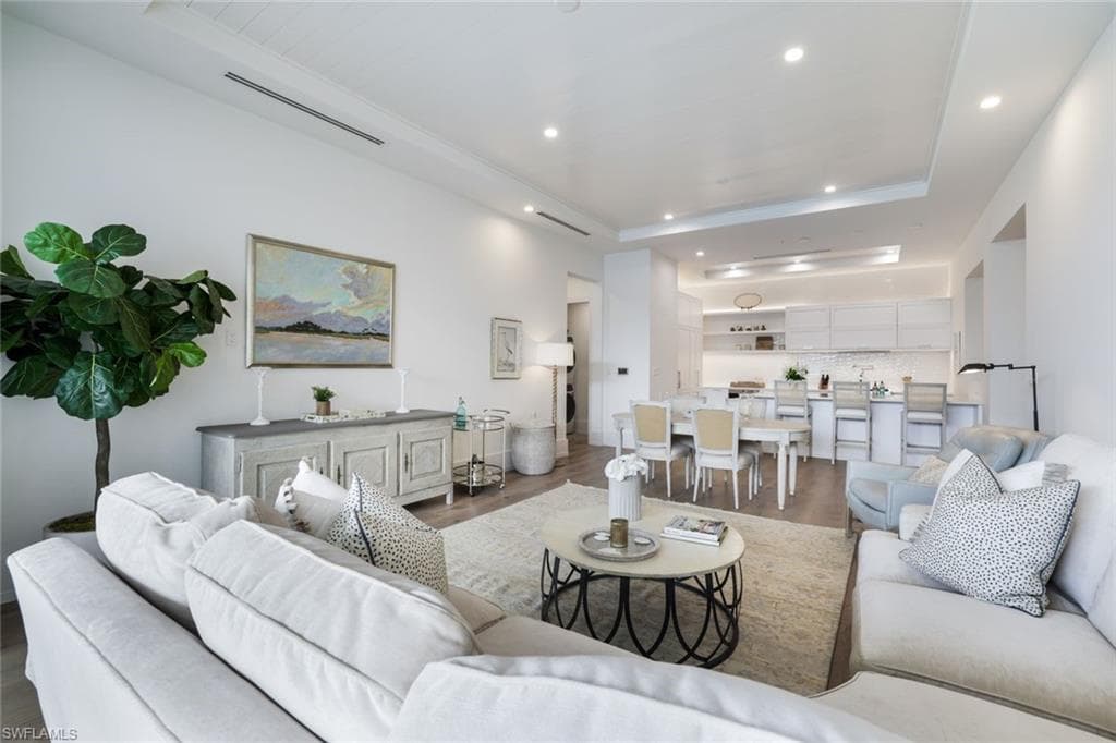 201 8th St S 308, Naples, FL 34102-10