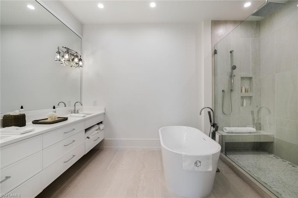201 8th St S 308, Naples, FL 34102-16