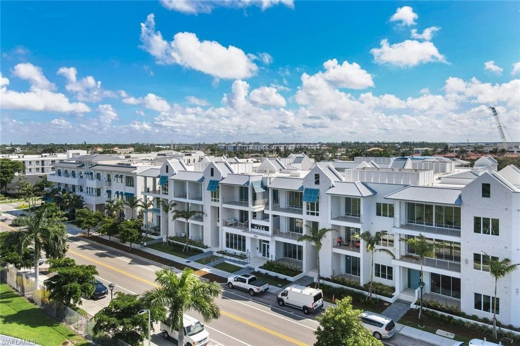 201 8th St S 308, Naples, FL 34102-1
