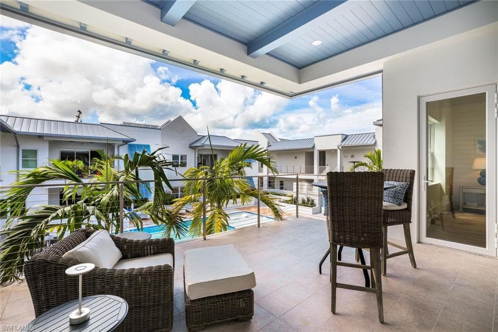 201 8th St S 308, Naples, FL 34102-25