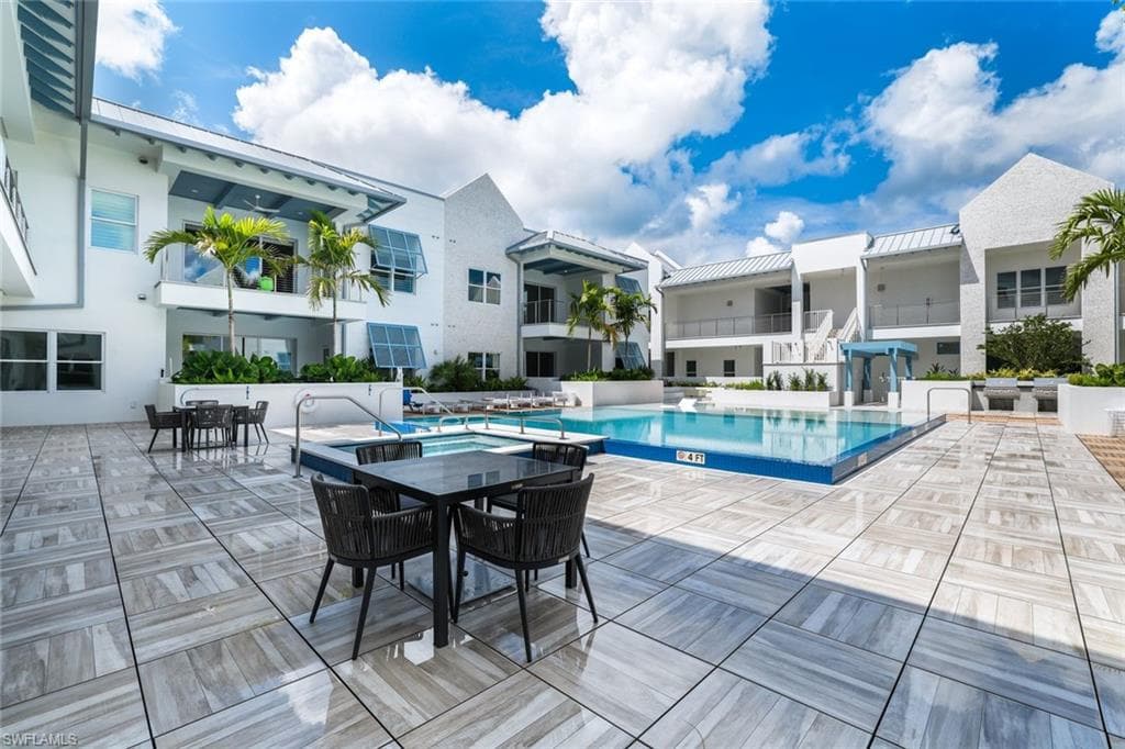 201 8th St S 308, Naples, FL 34102-27