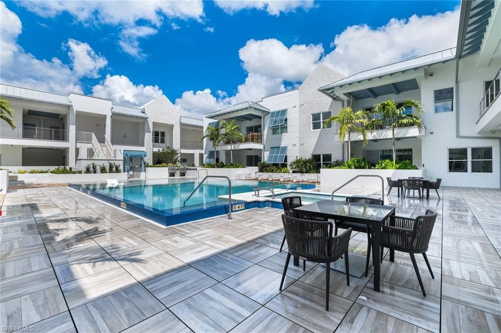 201 8th St S 308, Naples, FL 34102-29