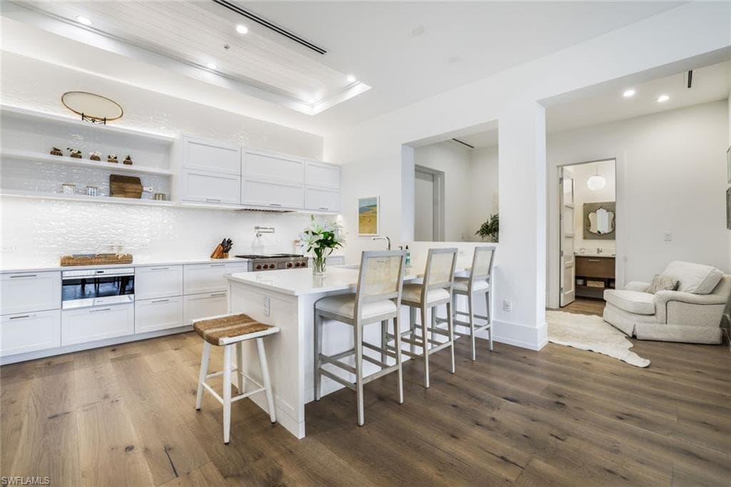 201 8th St S 308, Naples, FL 34102-3
