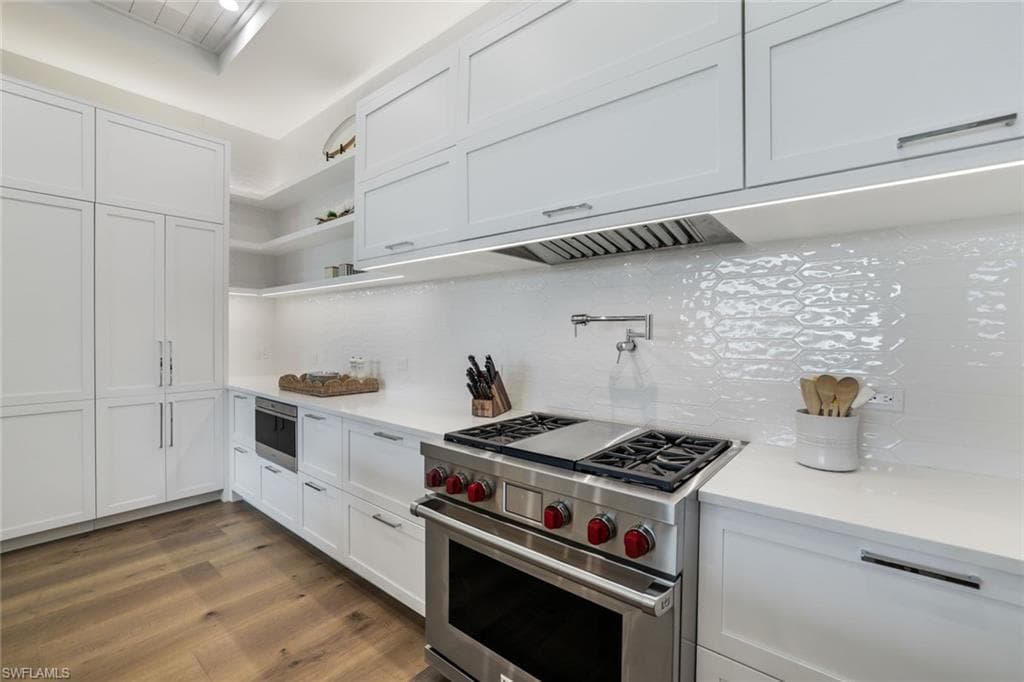 201 8th St S 308, Naples, FL 34102-5