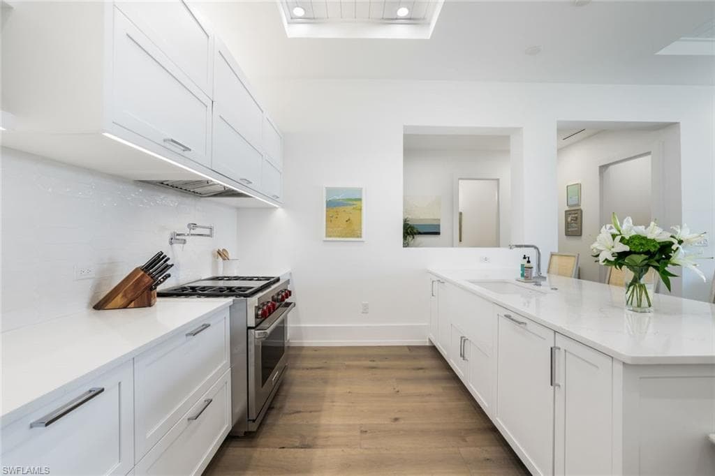 201 8th St S 308, Naples, FL 34102-6