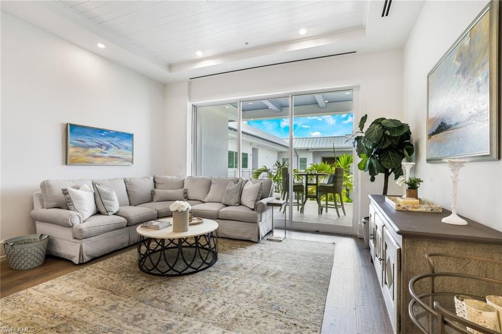 201 8th St S 308, Naples, FL 34102-8