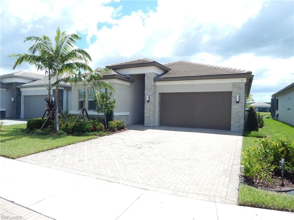 11523 Jacaranda Dr, Naples, FL 34120-4