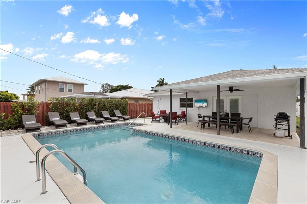 683 94th Ave N, Naples, FL 34108-3