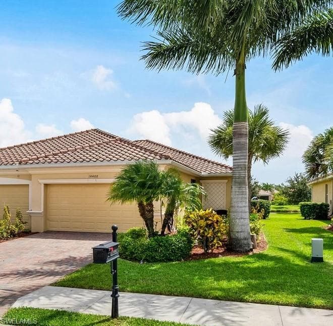 14488 Grapevine Dr, Naples, FL 34114-1