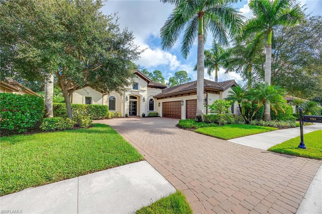 7721 Classics Dr, Naples, FL 34113-3