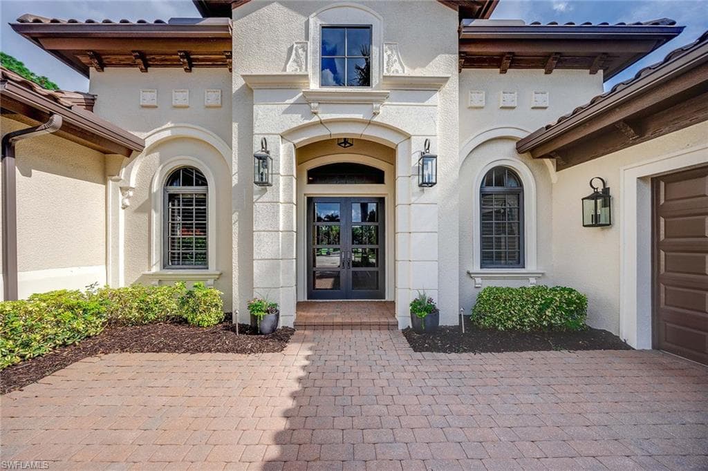 7721 Classics Dr, Naples, FL 34113-7