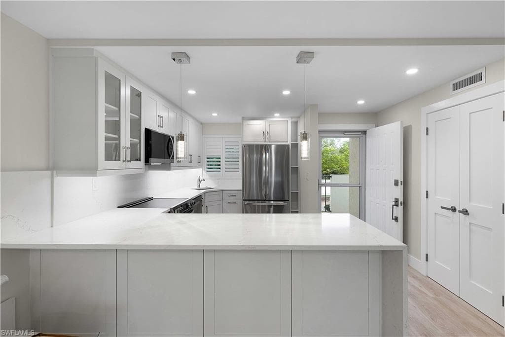 29 High Point Cir E 204, Naples, FL 34103-11