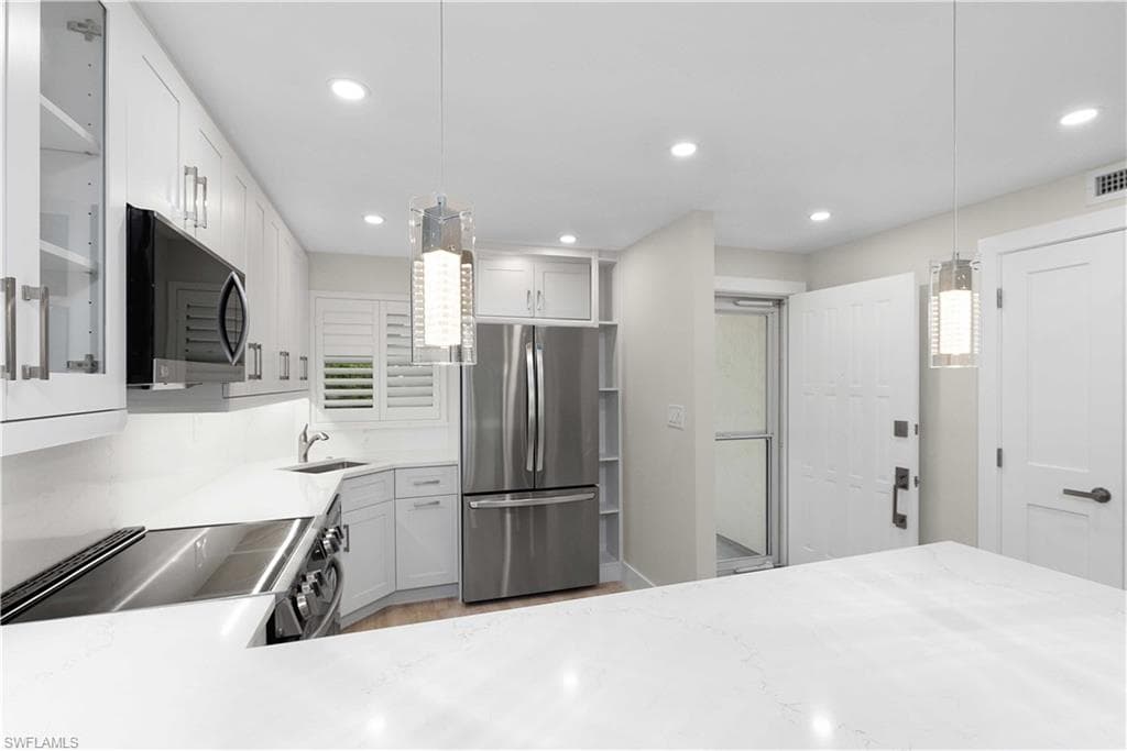 29 High Point Cir E 204, Naples, FL 34103-12