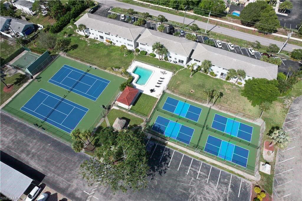 29 High Point Cir E 204, Naples, FL 34103-25