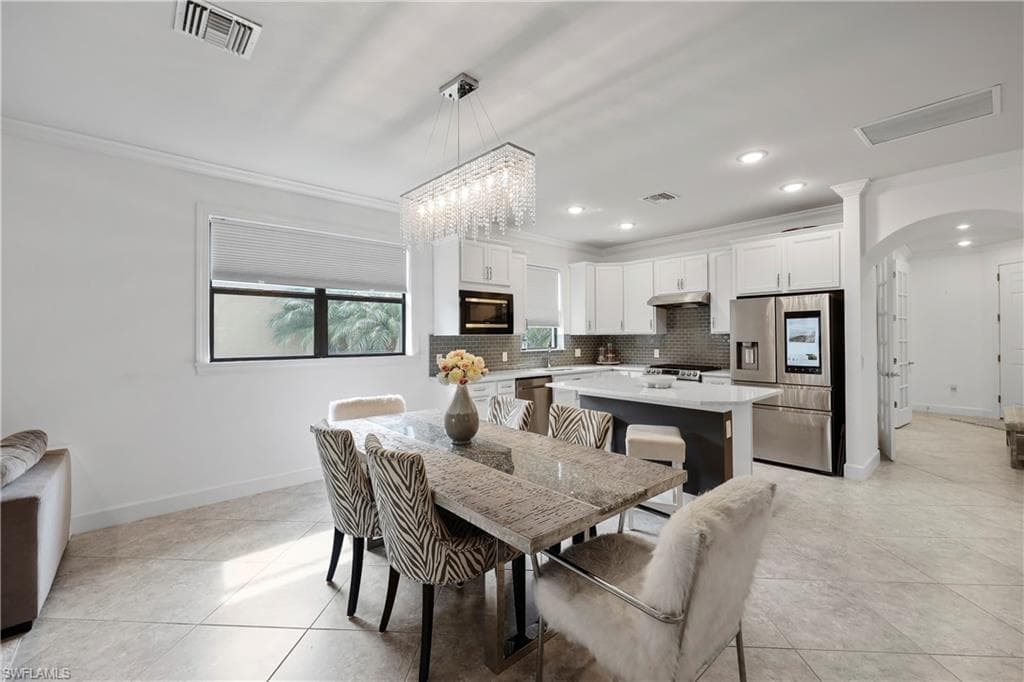 7670 Jacaranda Ln, Naples, FL 34114-12