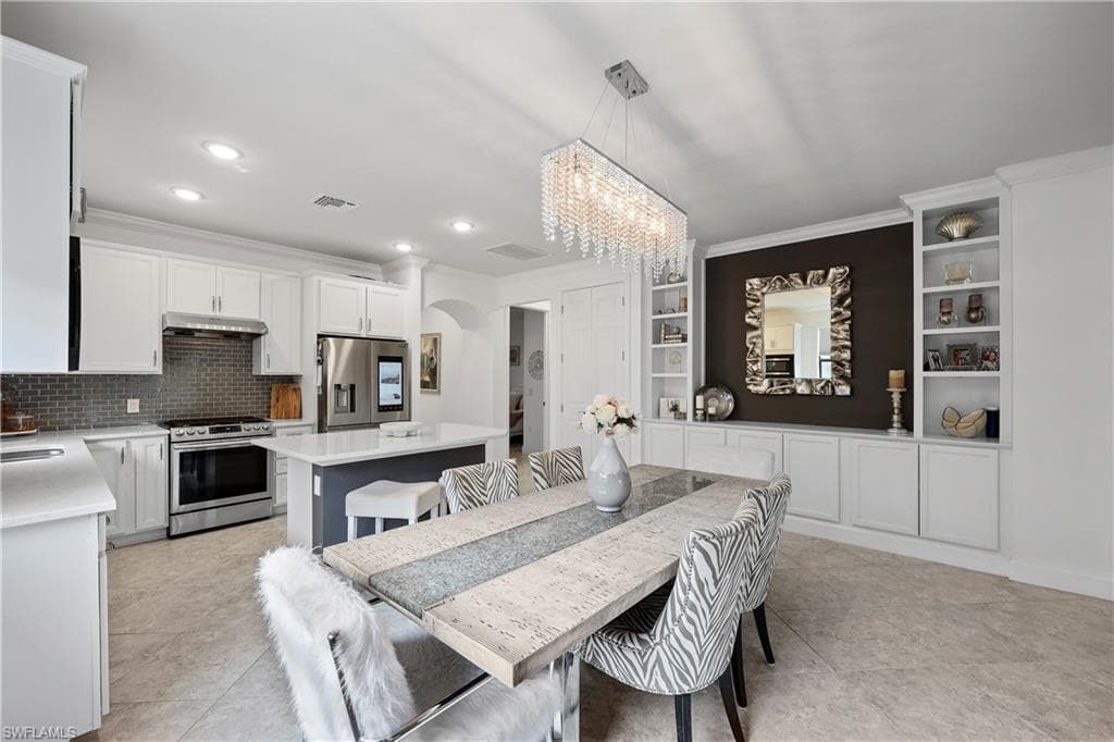 7670 Jacaranda Ln, Naples, FL 34114-13