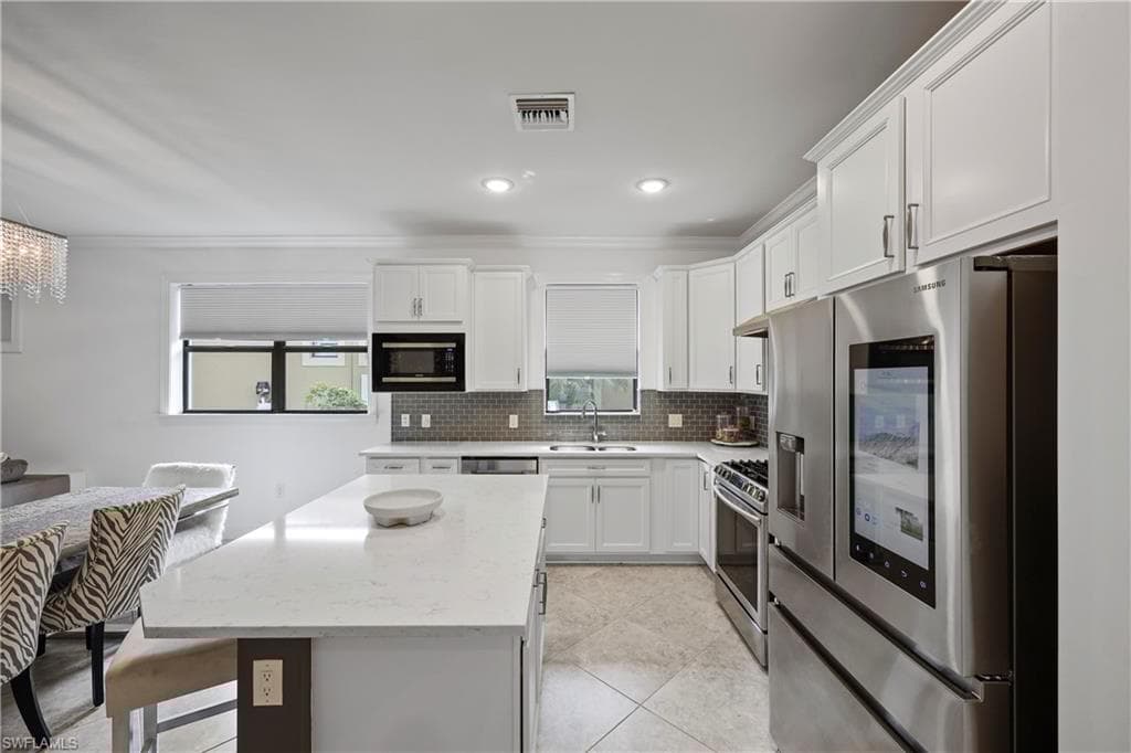 7670 Jacaranda Ln, Naples, FL 34114-14