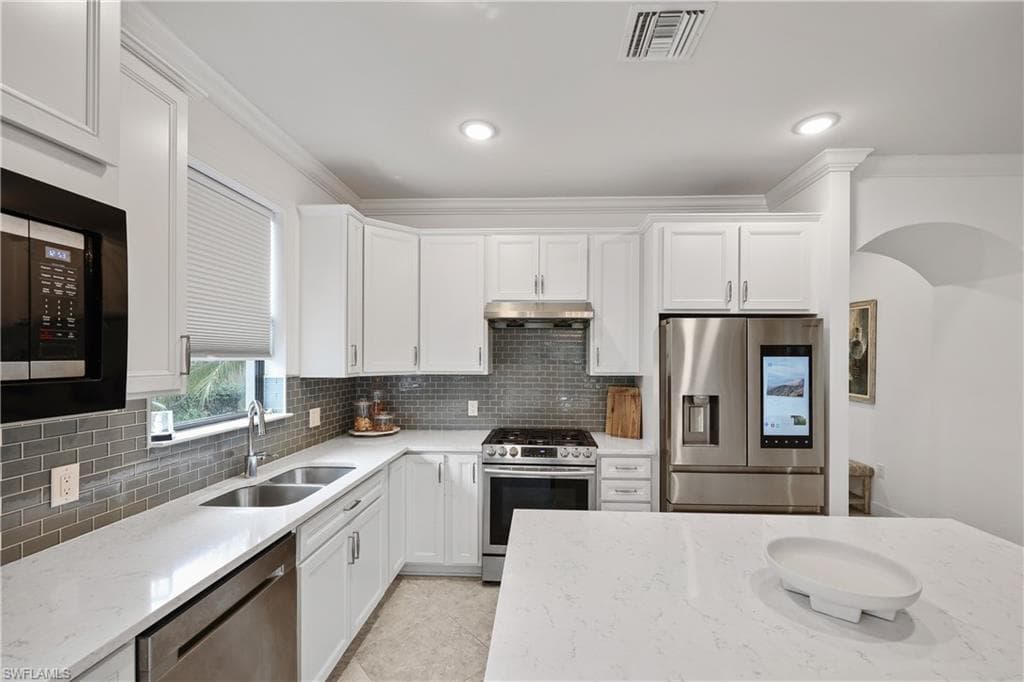 7670 Jacaranda Ln, Naples, FL 34114-15